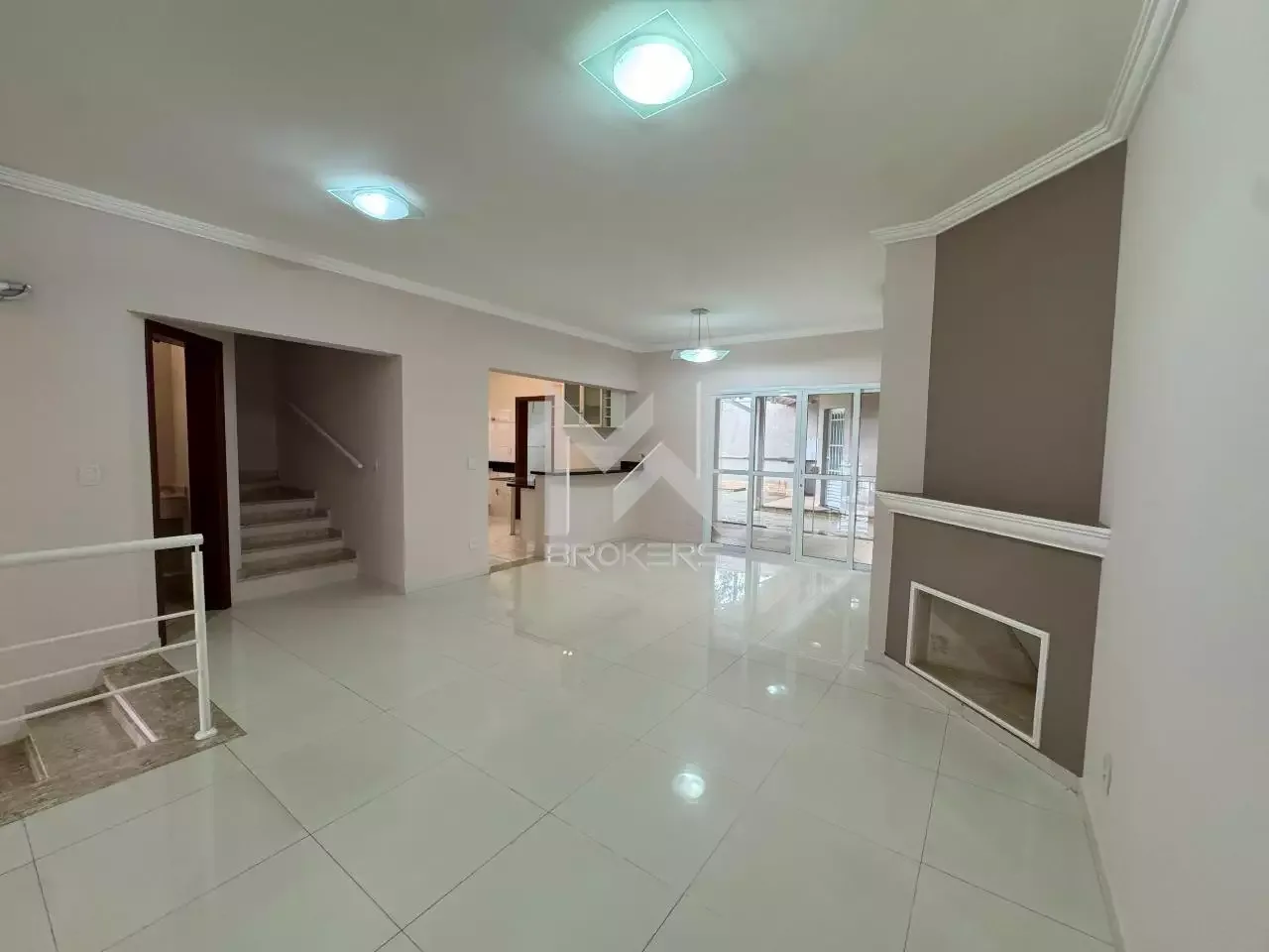 Casa em Condomínio à venda no Condomínio Jardim das Palmeiras: Sala de Estar com Lareira