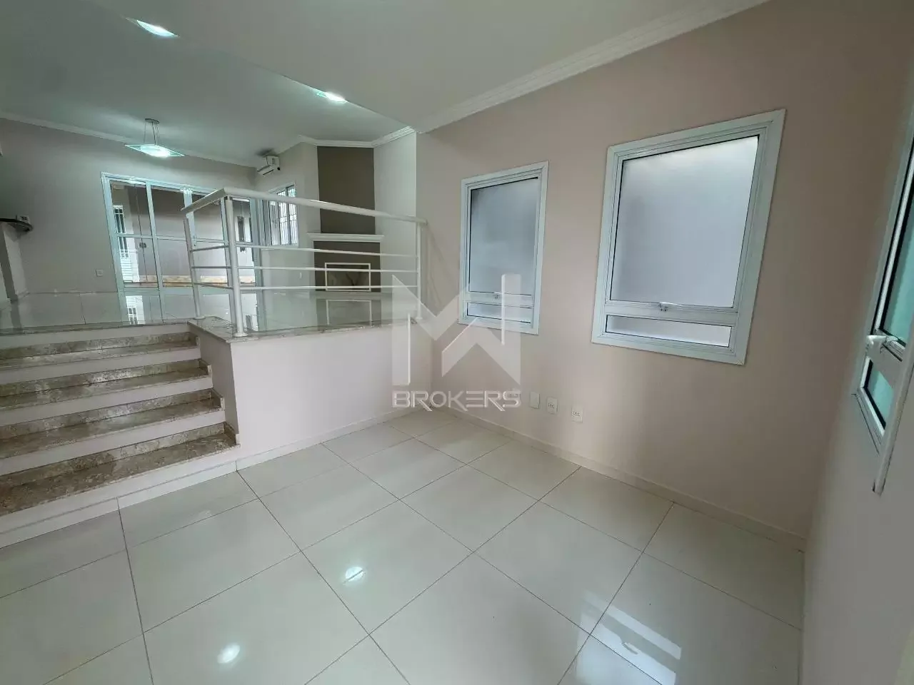 Casa em Condomínio à venda no Condomínio Jardim das Palmeiras: Hall de Entrada