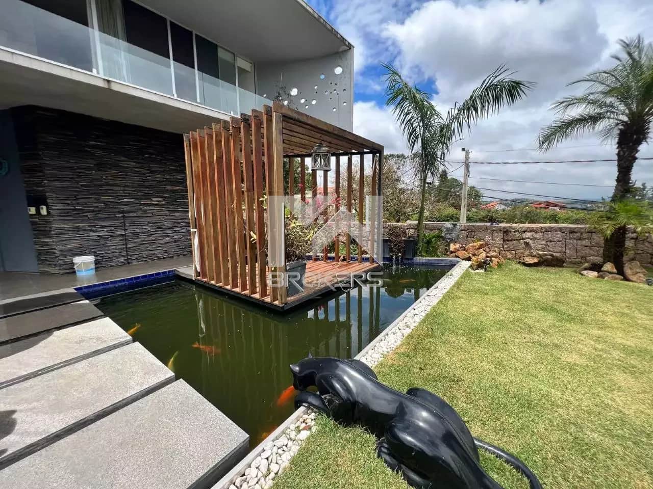 Casa em Condomínio para aluguel no Marambaia: lago de carpas