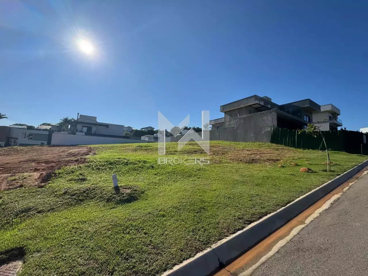Terreno à venda no Santa Cândida: Vista lateral esquerda
