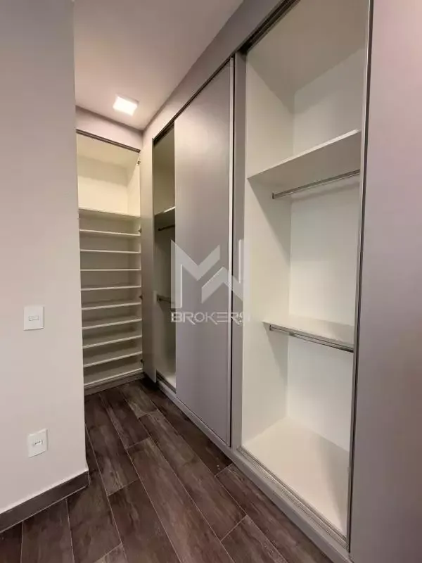 Casa em Condomínio à venda no Condomínio Vivenda das Pitangueiras: Closet da Suíte