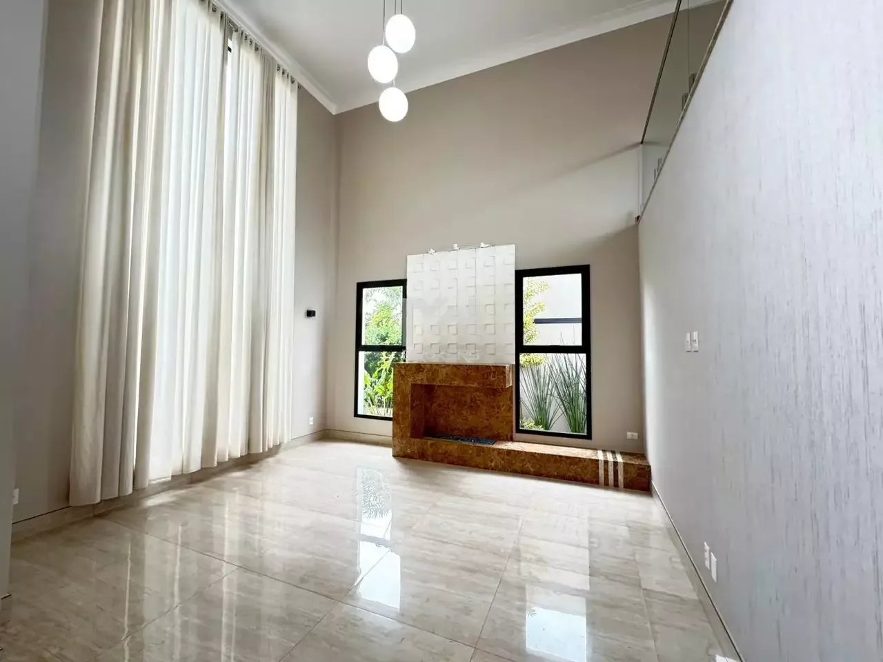 Casa em Condomínio à venda no Swiss Park: sala com lareira