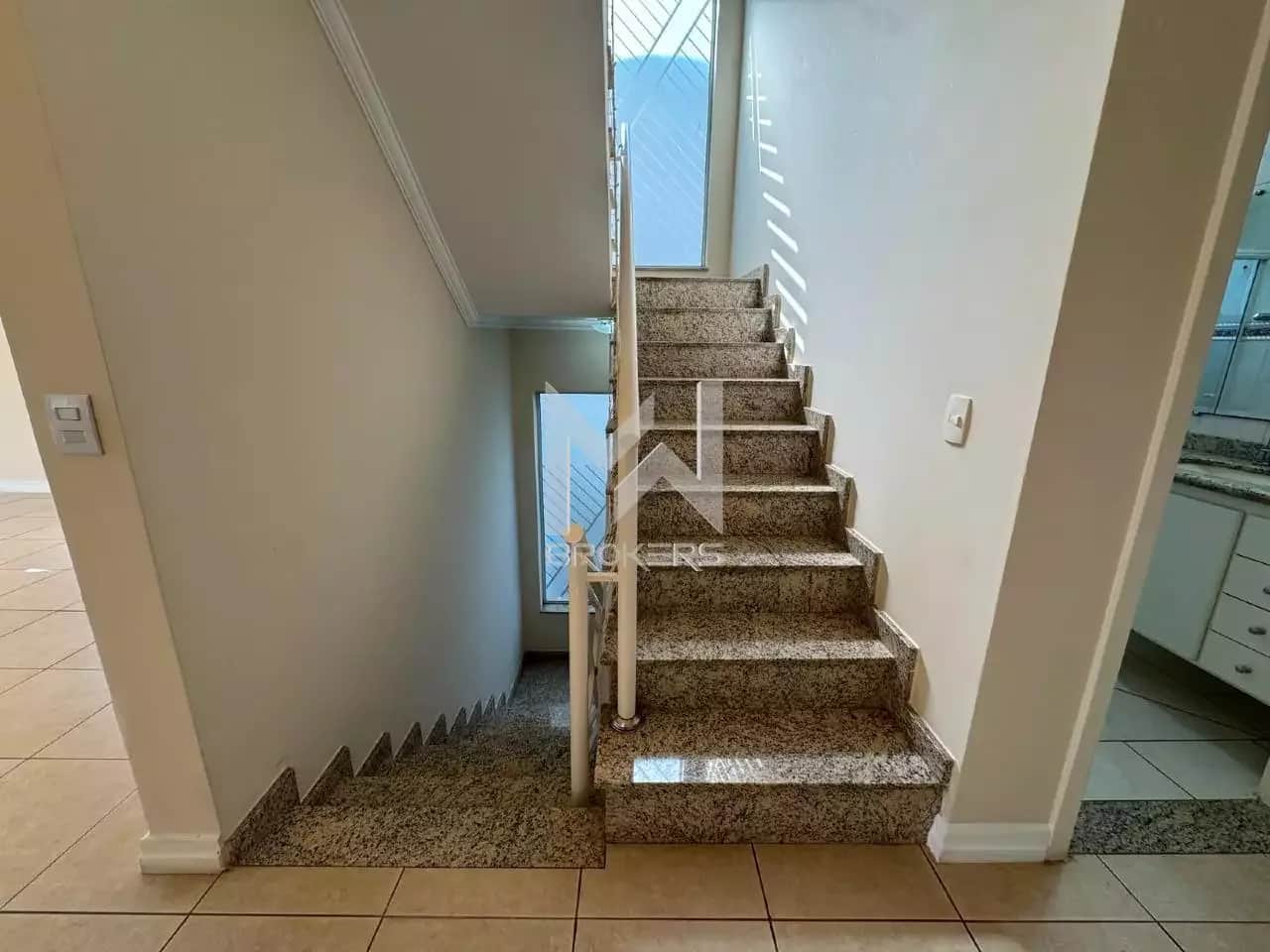 Casa em Condomínio para aluguel no Santa Rosa: escada