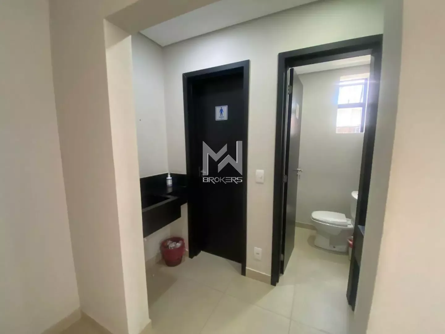 Prédio para aluguel no Vila São Sebastião: banheiros masculinos e femininos com lavabo.