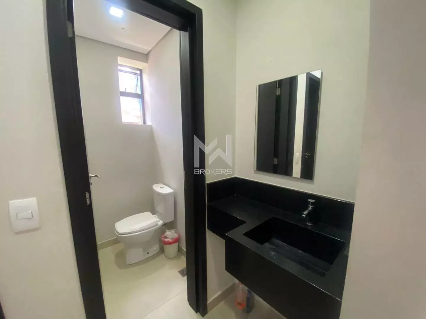 Prédio para aluguel no Vila São Sebastião: banheiros masculinos e femininos com lavabo.