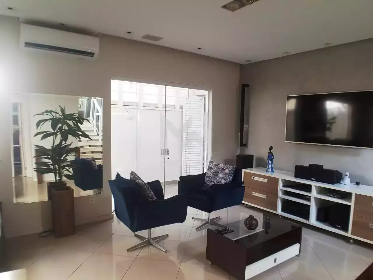 Casa em Condomínio à venda no Condomínio Jardim das Palmeiras: Sala de Estar/TV
